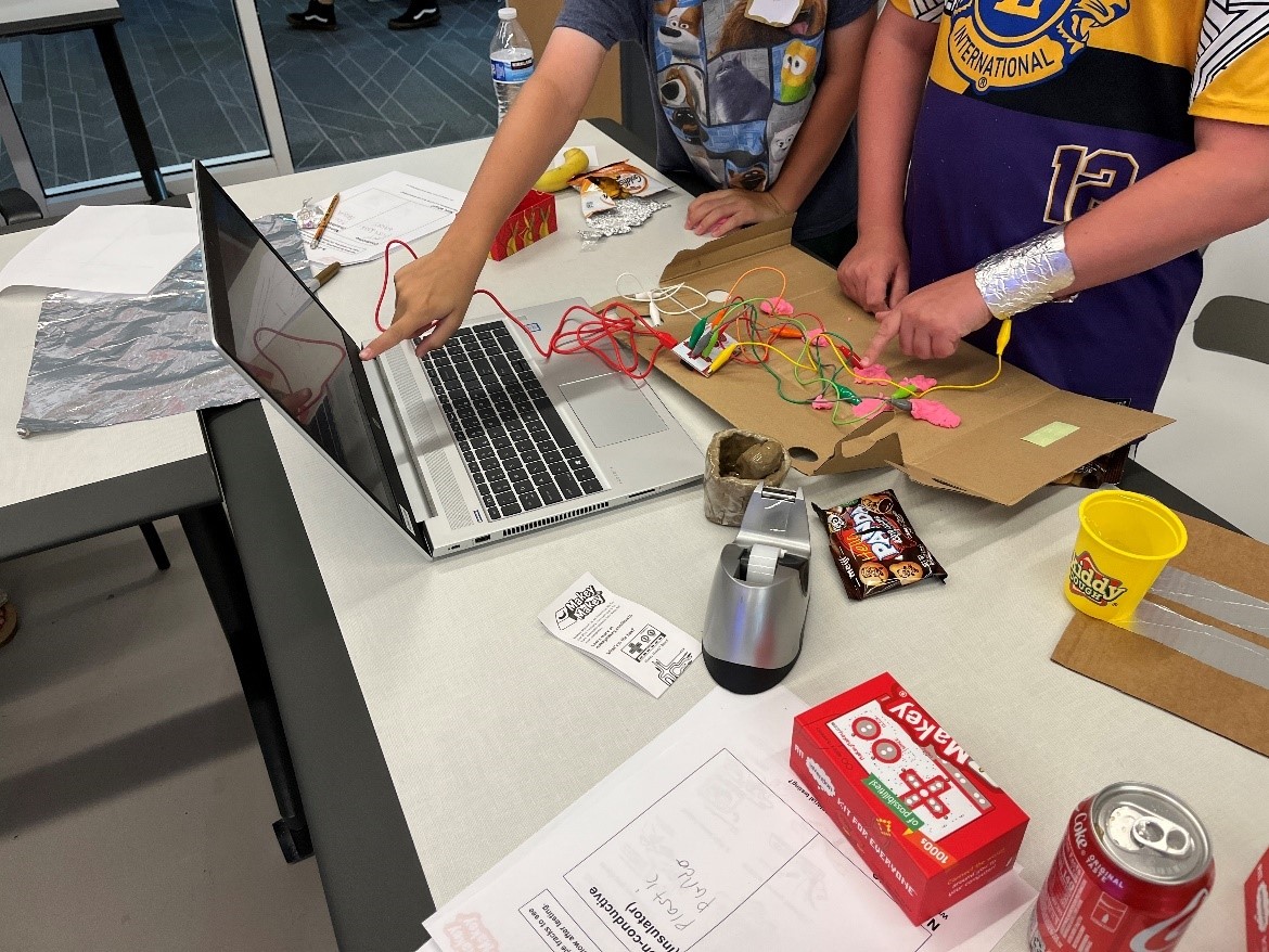 4-H members make Makey Makey Circuits